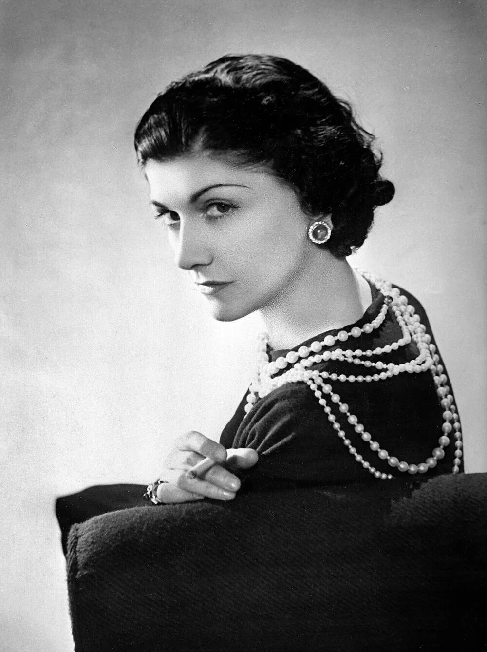 Coco Chanel et son sautoir de perles