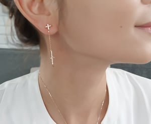 Croix pendante, vue 2
