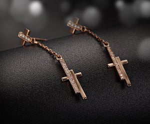 Croix pendante, vue 3