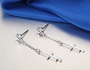 Croix pendante, vue 2