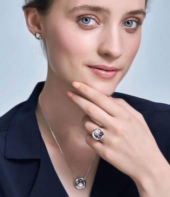 Pendentif, Bague et Boucles Seiza. Perles Akoya, Or blanc, diamants. 