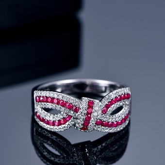 Bague Mandalay I Noeud Or blanc, Rubis, Diamant