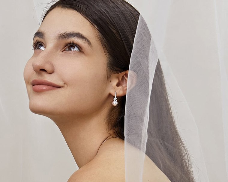 Boucles Symphonie portées par une mariée