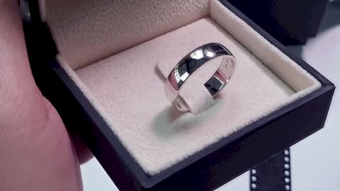 L'anello in mano